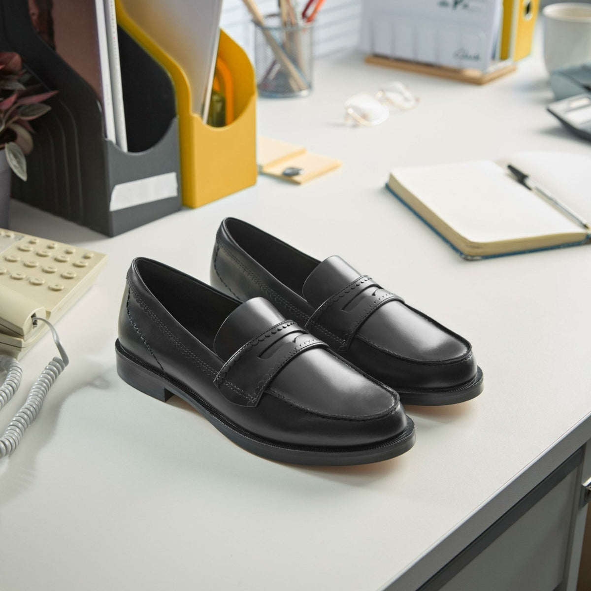 Straven Edge Black Leather - Clarks Essential