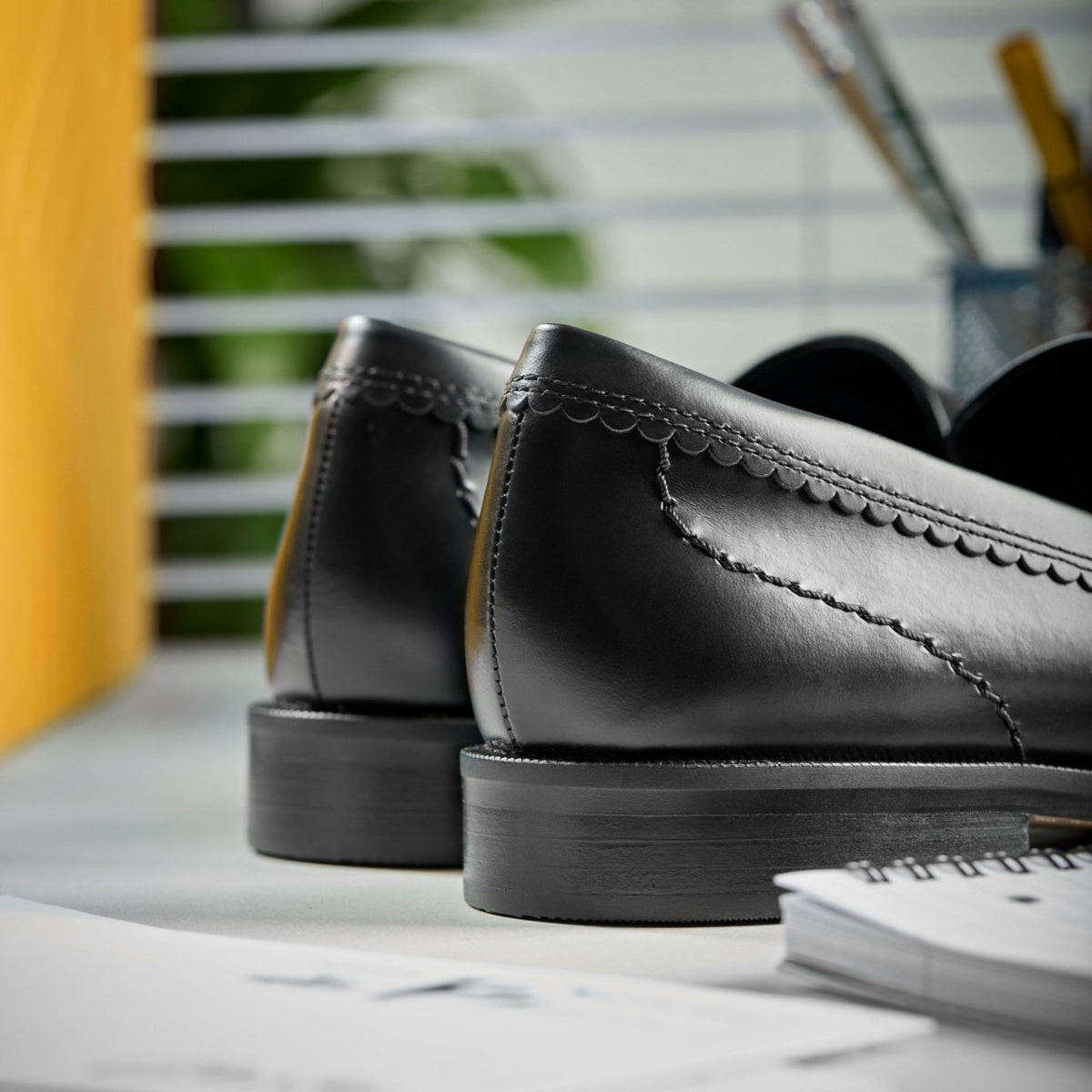 Straven Edge Black Leather - Clarks Essential