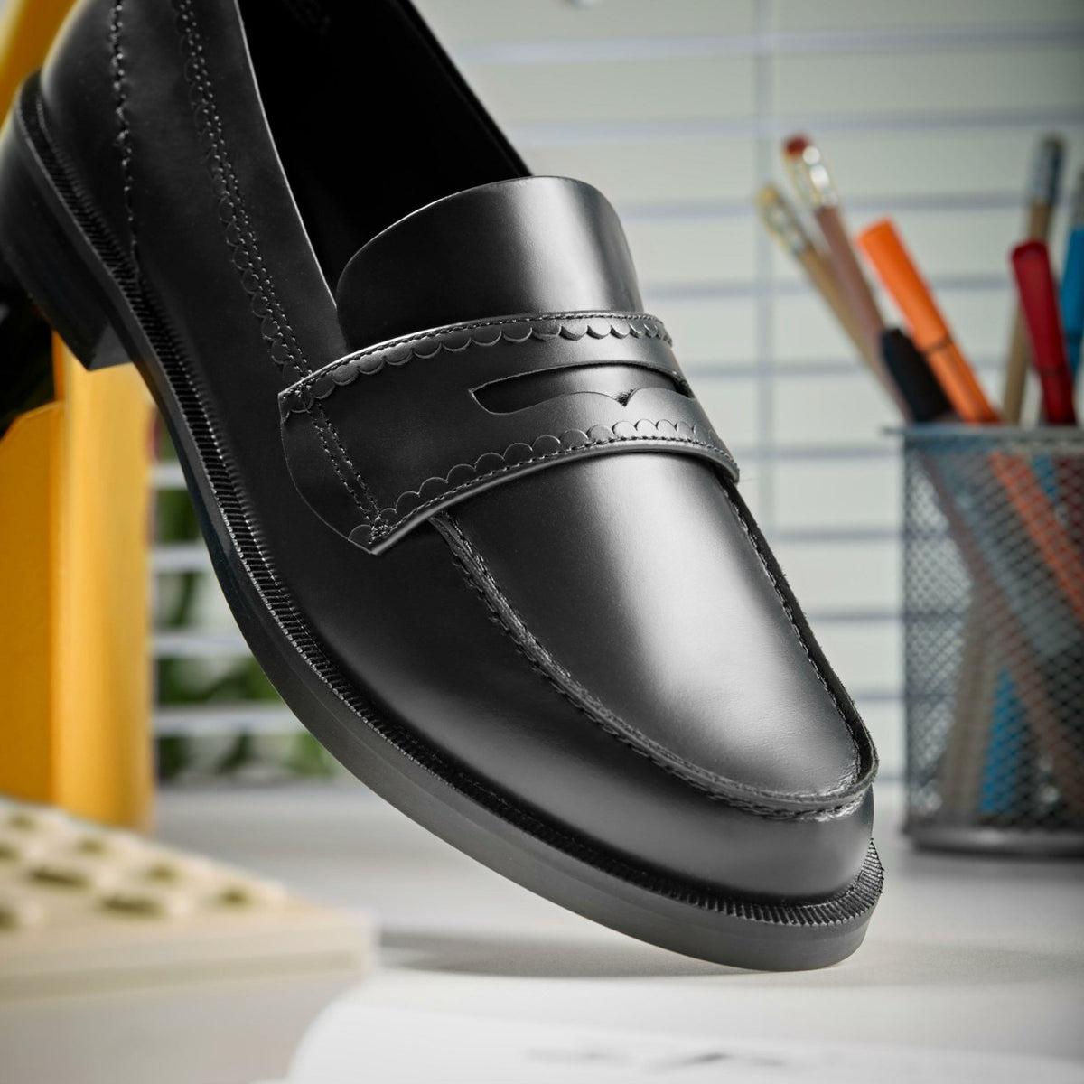 Straven Edge Black Leather - Clarks Essential